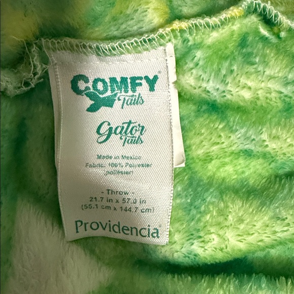 Green Alligator-Shaped Throw Blanket - Picture 3 of 4
